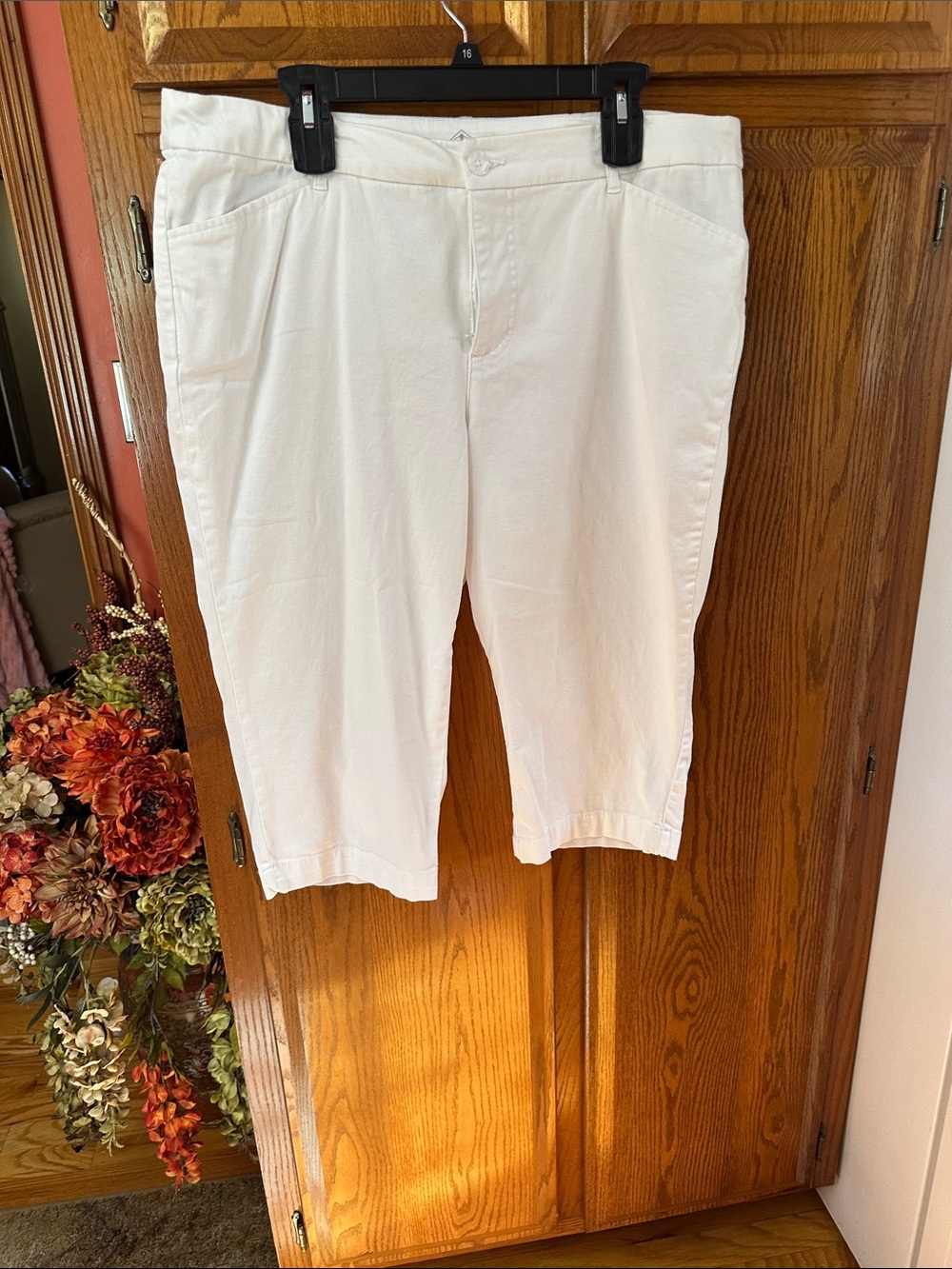 St. John's Bay White women’s Capri Chinos